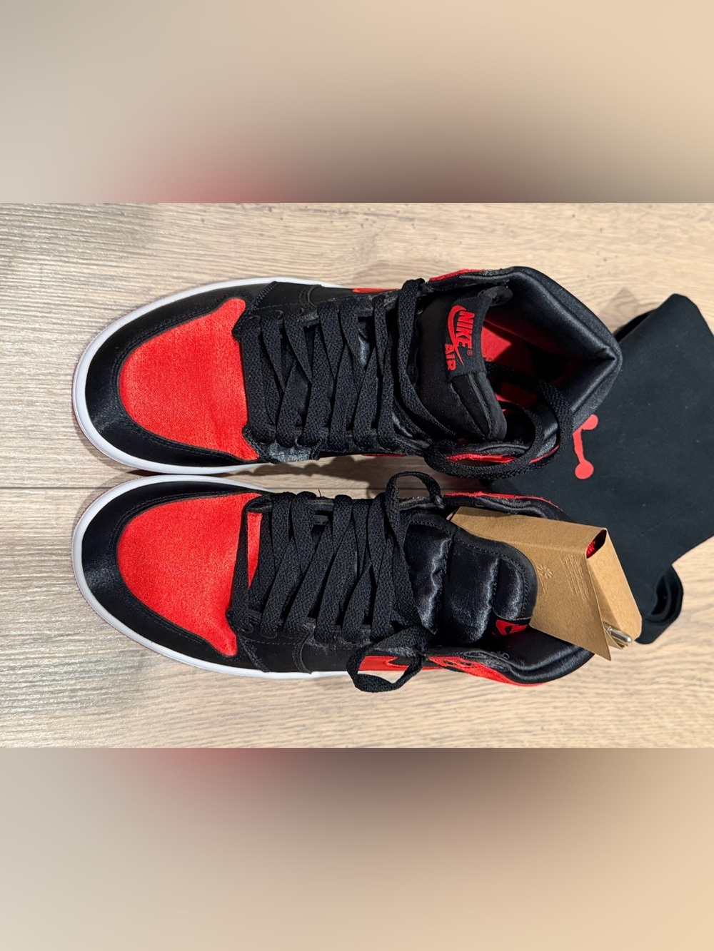 Nike Air Jordan 1 Retro High OG "Satin Bred"
